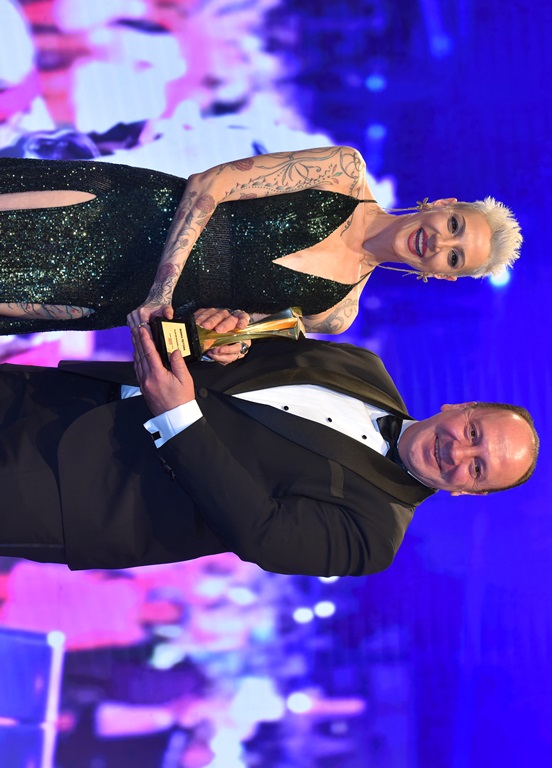 Berna Öztürk :  �Y�l�n En Ba�ar�l� Dj�i� Ödülüyle Ba�ar�s�n� Taçland�rd� 